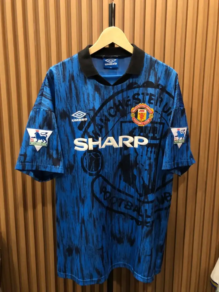 Manchester United Away Jersey 1992–1993 “Canterbury Blue Tiger” with No. 7 Eric Cantona 