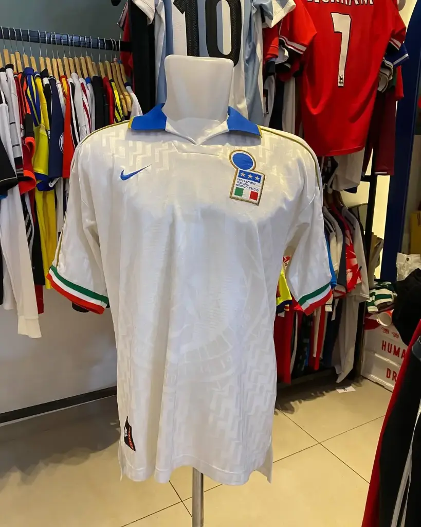 Italy Away Jersey 1995 (#10) Roberto Baggio